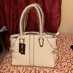 Purse gifted from a friend but not my fit or fashion. Someone should enjoy this